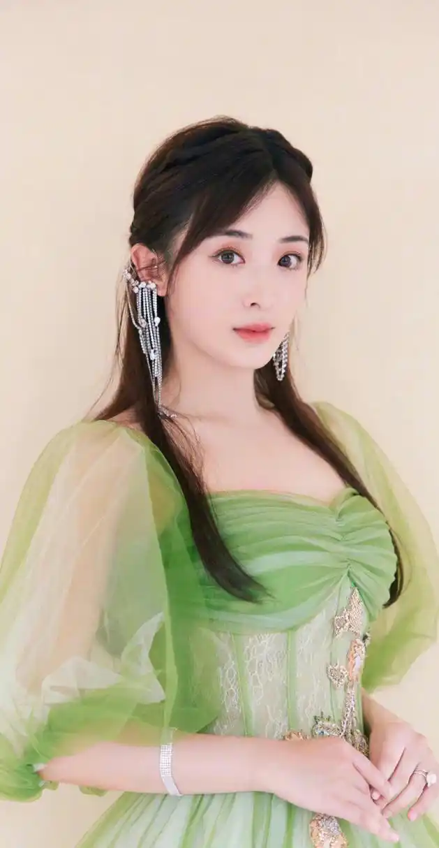 张含韵的写真曝光,身穿绿色纱裙甜笑如仙子,感觉宛如回到了十八岁.