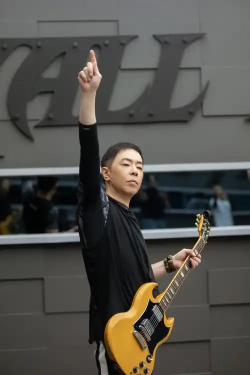 《披荆斩棘的哥哥》黄贯中卖力练习争第一 言承旭首次挑战弹吉他__凤