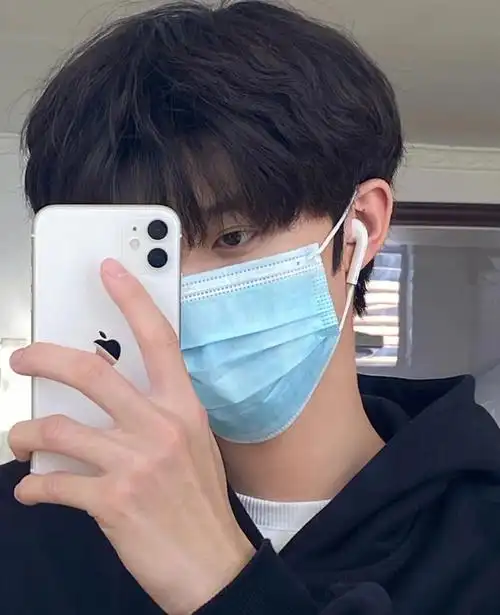 两侧铲短镂空,长度10cm,顶部纹理蓬松,刘海长碎微分!简单易打理!