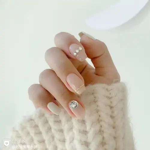 钻线条上班族裸色相亲美甲图片