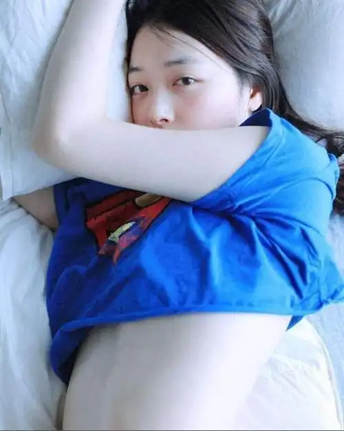 雪莉sns晒性感照尺度大 韩网友热议:画风怎么会这样[组图]