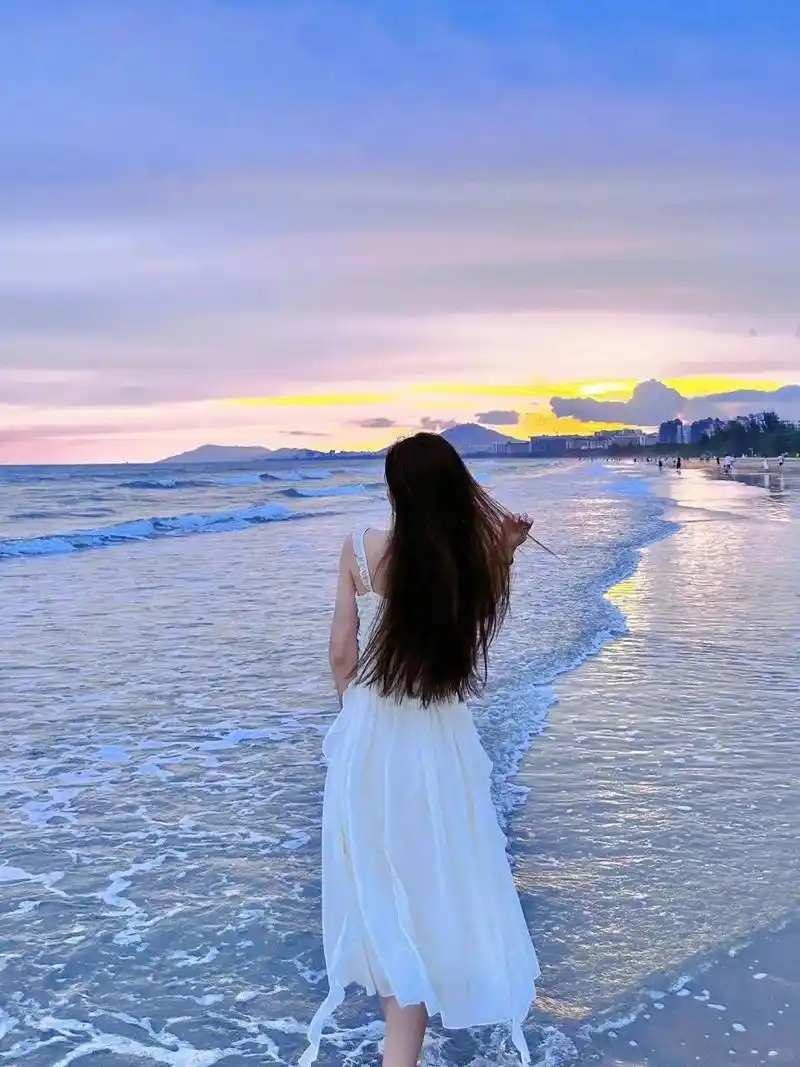 带着背影和三亚看日落 在三亚看日落真有诗意,夕阳滑落的景象美妙绝伦