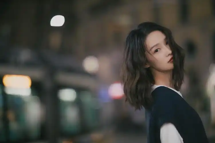 李沁身穿白色连衣裙美成仙女样又白又美像极了初恋看了就心动