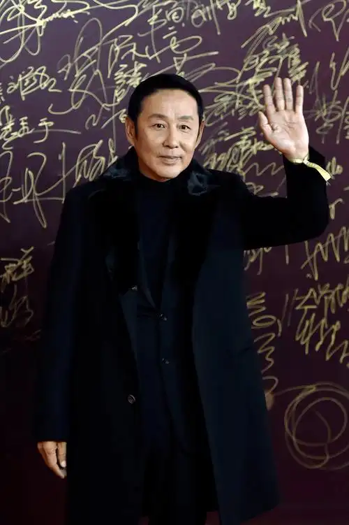 照片中陈道明穿上这一件黑色外套之后,整个人也确实是比较有优势了.