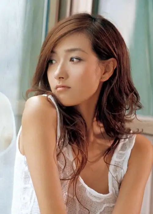 万茜不仅穿搭风格很百变,而且笑容腼腆很有少女感