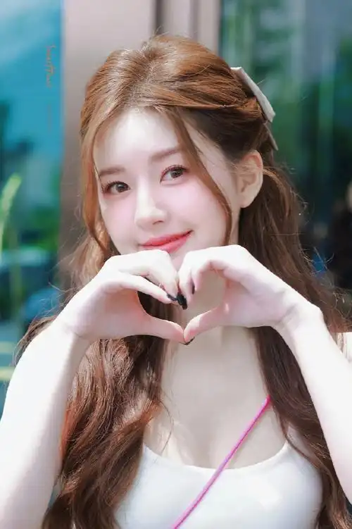 赵露思黑色美甲