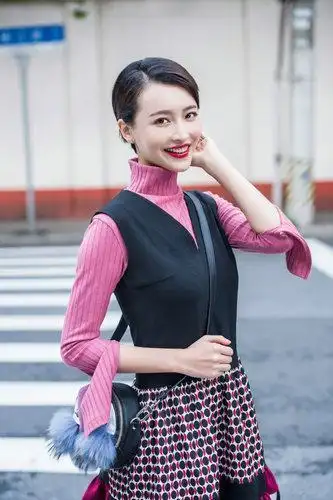 杨洋短发照曝光 无惧早春寒意演绎糖心美人