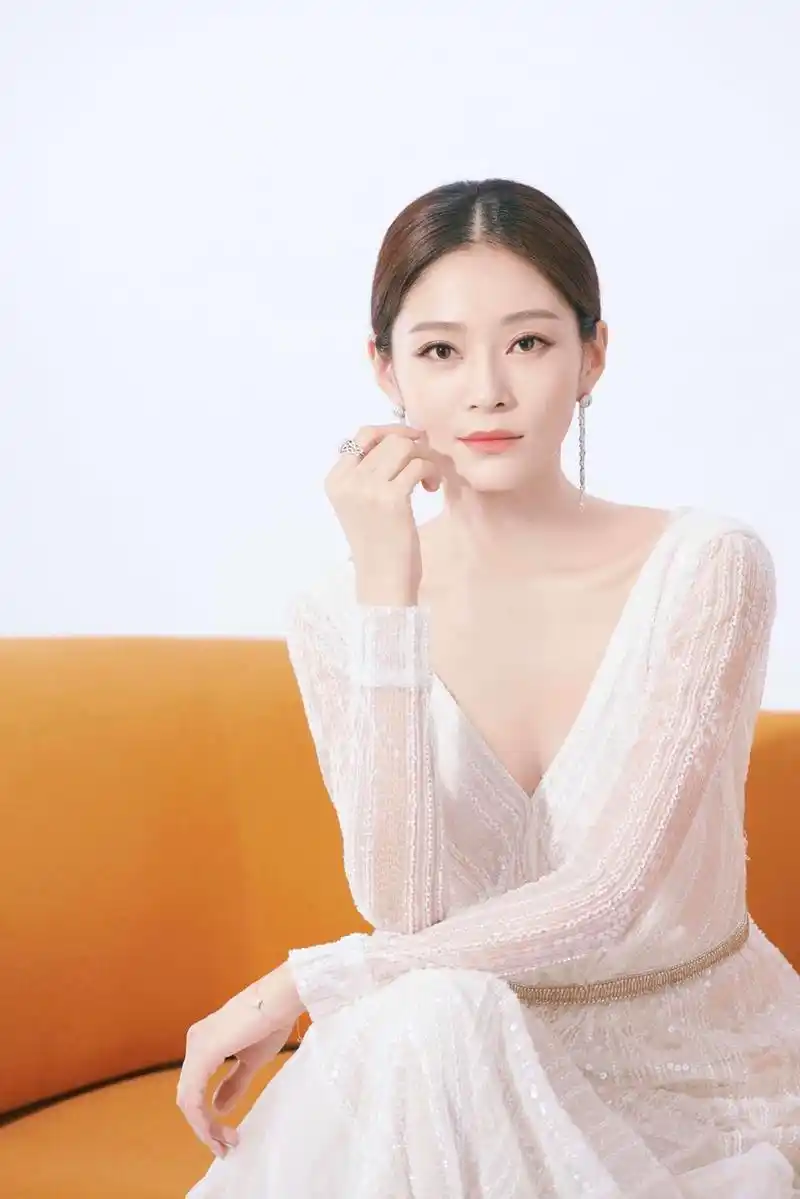 王媛可透视白纱裙亮相时尚活动 被赞"仙女可"