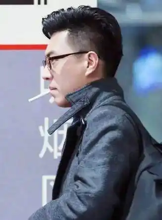 明星被拍到抽烟:林更新烟瘾大,杨颖挺销魂,文章太接地气了!_网易订阅