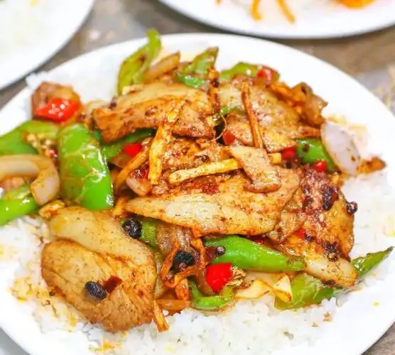 回锅肉盖浇饭是不可能不点的,回锅肉可谓是一道经典的川菜了,也是妥妥