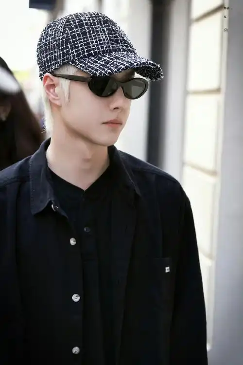 巴黎时装周 机场 & 街拍|王一博这两套私服真的时髦到飞起99好酷