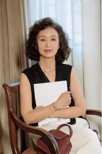 三木妈妈新发型变贵妇,57岁穿女儿马甲配阔腿裤,黑白配真优雅