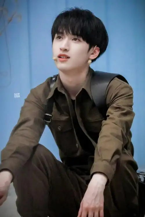 时代少年团-严浩翔 特工造型酷拽十足 谁能不爱帅哥呢