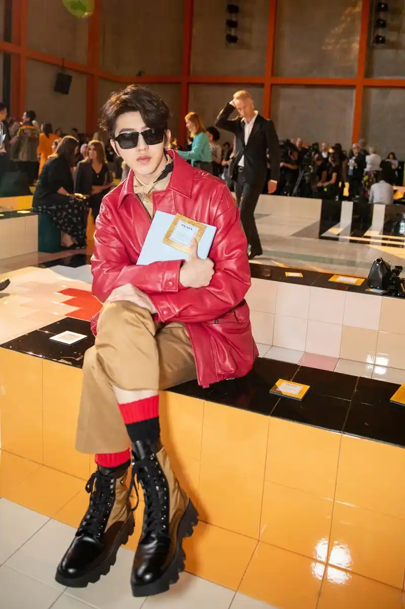 蔡徐坤一身红色束腰皮衣外套亮相米兰时装周品牌大秀,脚踩黑漆皮撞色