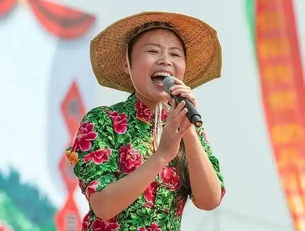 草帽姐行为再惹争议,与小叔子独处一室,还常常带他外出商演