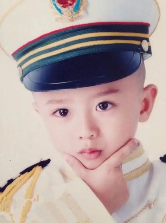 参观蔡徐坤住的豪宅,从小就衣食无忧,以前的梦想是做"空军"