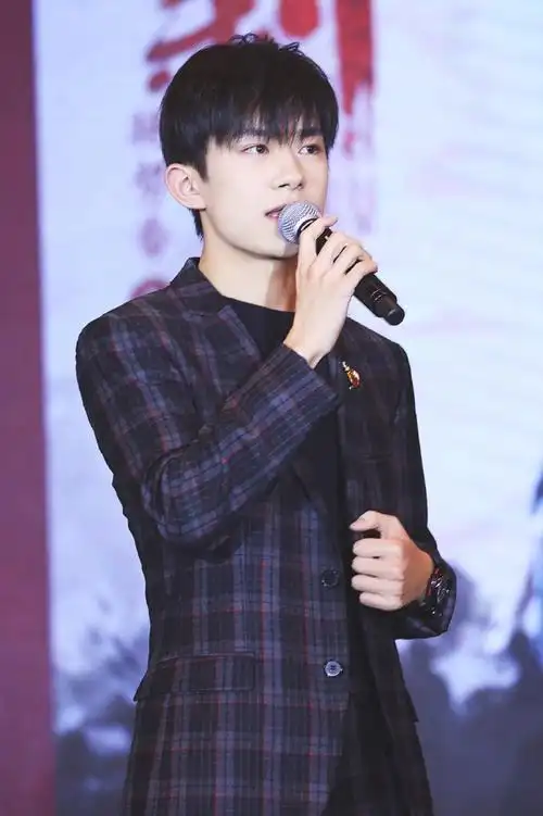 易烊千玺格子西装帅气时尚图片