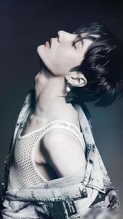 有一种性感叫王一博全镂空的小吊带还能忍丝巾是认真的吗