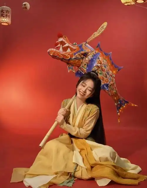 谭松韵古装逍遥 点一盏花灯,奔赴一场元「肖」盛会_网易订阅