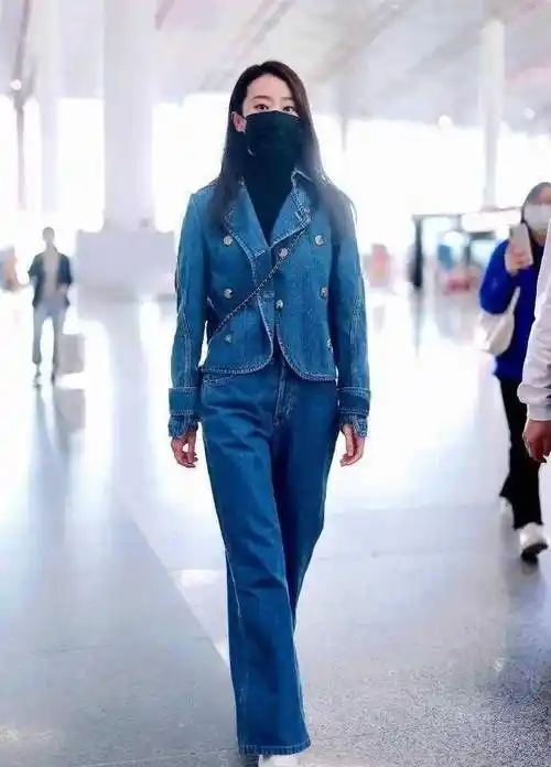 张小斐火了后衣品真高级,一身牛仔穿搭简洁大气,明星范十足_休闲_效果