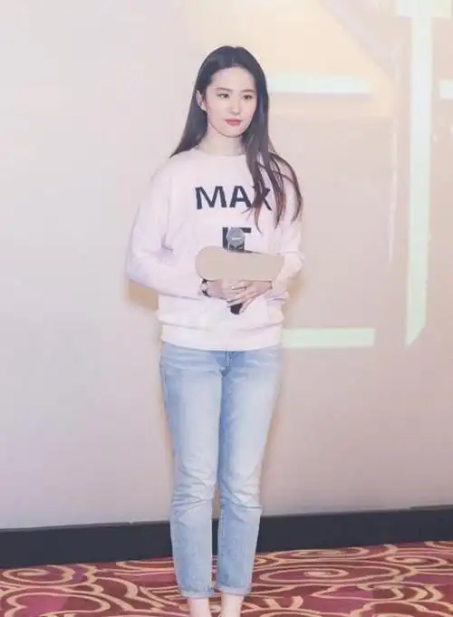 刘亦菲胖了后更有味道穿粉色卫衣太甜了吧长直发美成初恋女神