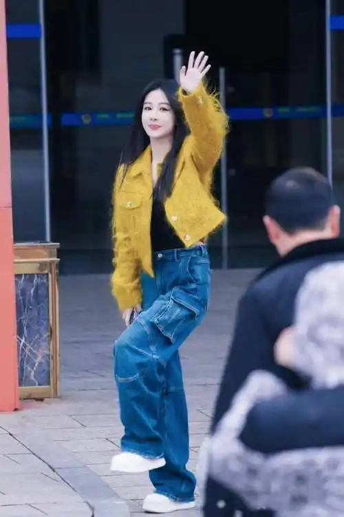 杨紫引领甜美穿搭新风尚,针织衫搭配工装连衣裙 马丁靴,美爆了_气质