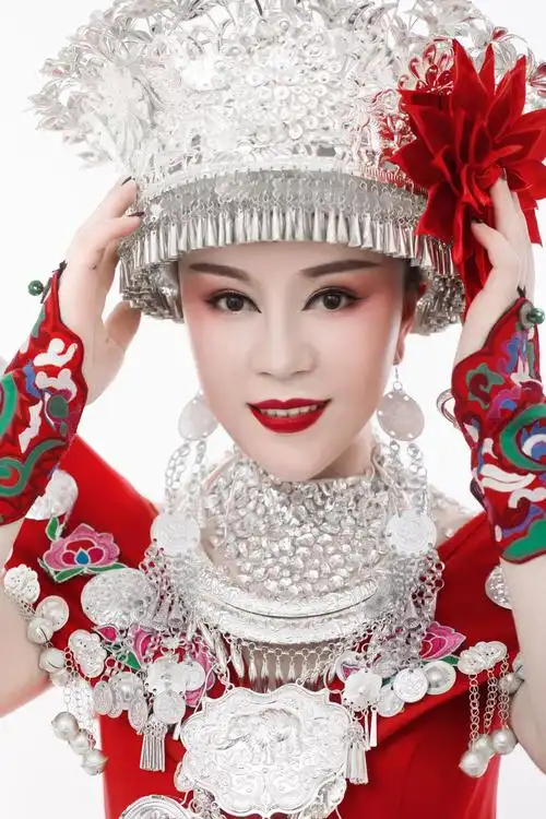 著名苗族原创歌手,唱作音乐人,毕业于贵州大学音乐学院少数民族音乐学