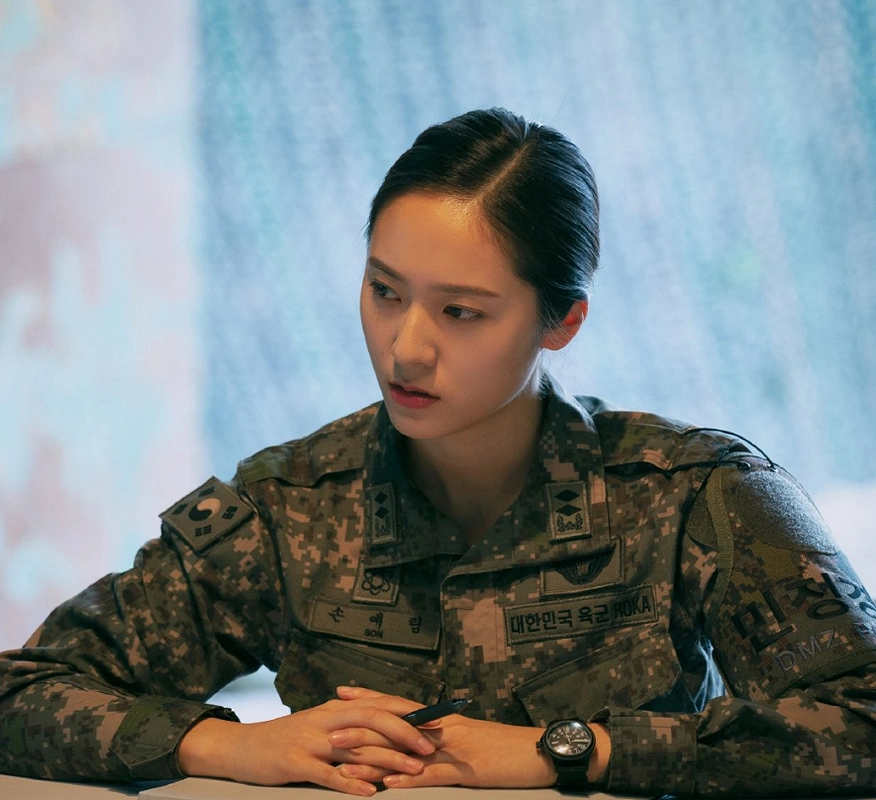 与sm合约到期后的郑秀晶新剧造型公开身穿军装演绎女军官