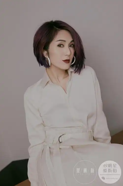 杨千嬅最新时尚大片曝光,她依然是那个留着标志性紫色短发,有着明媚