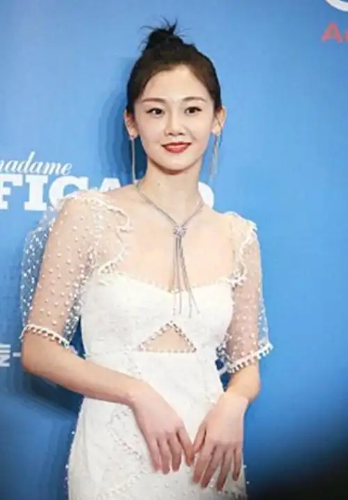 郑恺老婆苗苗挺自信的穿白色裙挖个洞这身材果真好看