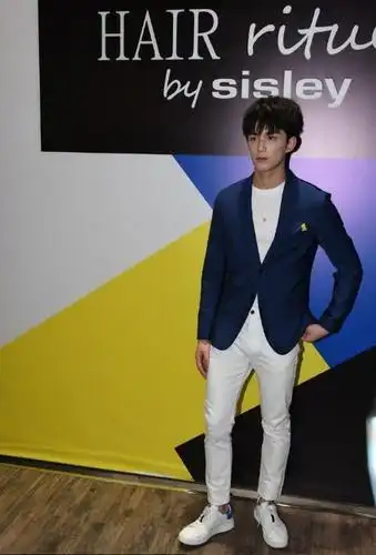 深蓝色西装十足帅气,迷之拍摄角度秒变一米五|吴磊|弟弟|身高_新浪网