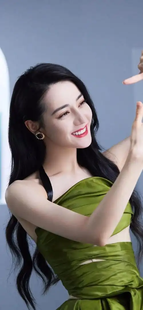 迪丽热巴高清壁纸墨绿色吊带连衣裙穿搭显得妩媚动人