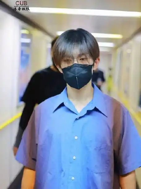 易烊千玺蓝色衬衫##星姐微博