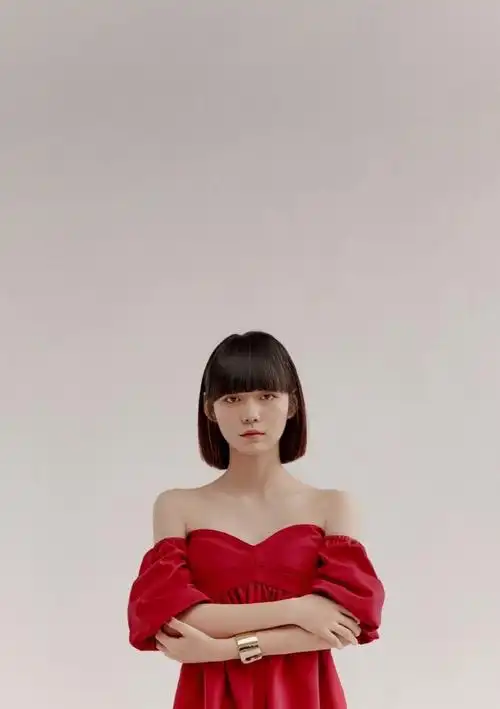 瘦下来的段奥娟是真美,穿大红色复古裙配波波头,秀直角肩太吸睛