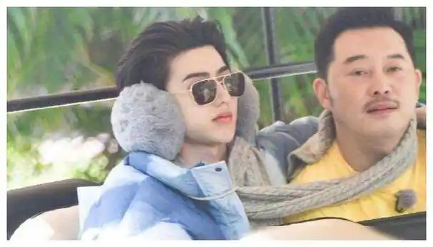 杨颖宋雨琦现身三亚录制飞行真人秀感受奔跑的乐趣