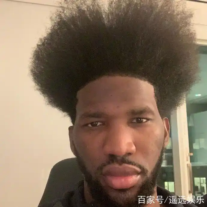 大帝恩比德模仿大本华莱士的发型,很凶悍