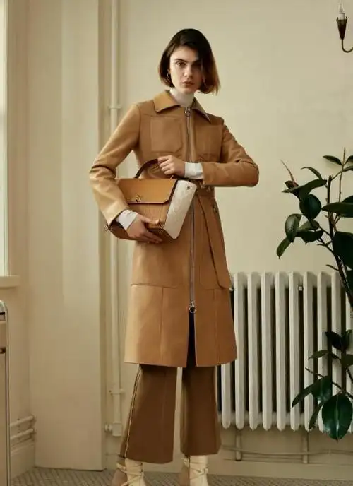 灰色大衣配咖啡色打底衫,浅蓝牛仔阔腿裤提亮整体色调,清新而不突兀.