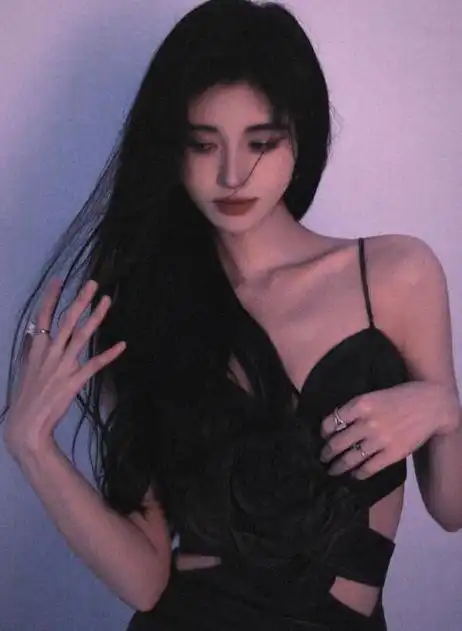 鞠婧祎写真照曝光,身着黑色吊带短裙,最具魅力的表情,楚楚动人