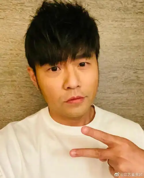 周杰伦不能比剪刀手自拍##周杰伦晒自拍说不能比剪刀手