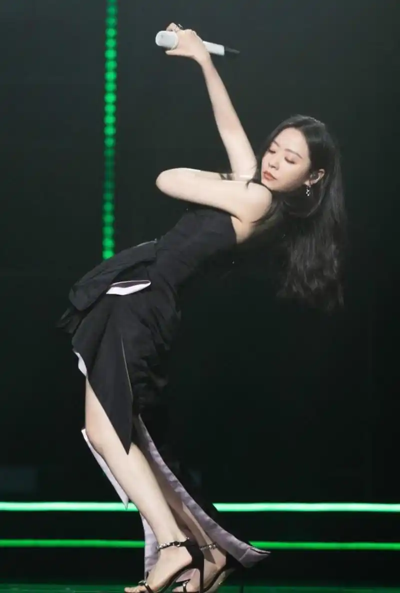 张靓颖 高跟玉足合集