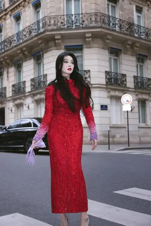 图丨演员@范冰冰以一袭georges hobeika 2024春夏高级定制亮片连身裙