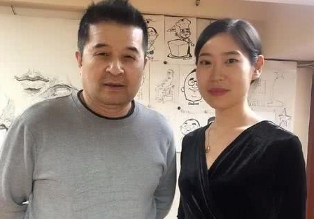 毕福剑女儿已经25岁了?鸡冠头,民族风,这个打扮太奇葩!_腾讯新闻