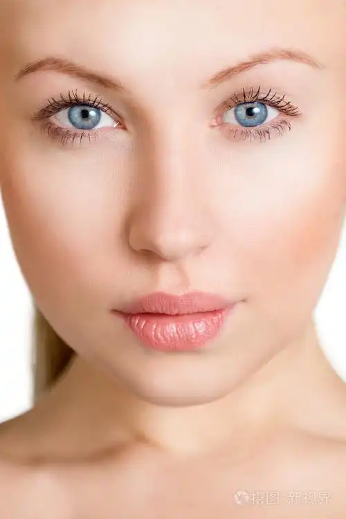 一个美丽的年轻女子特写镜头的肖像