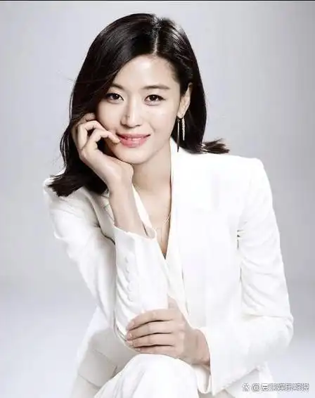 《全智贤穿紫色纱裙现身香港 挥手微笑女神感十足》