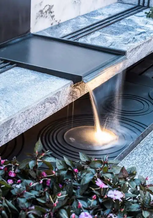 跌水主要是利用落差让水从高处跌落到低处过程中形成的水景效果造景.