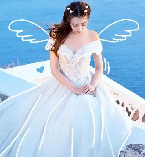 迪丽热巴穿婚纱摆拍,粉丝为她画上小翅膀,出来的效果