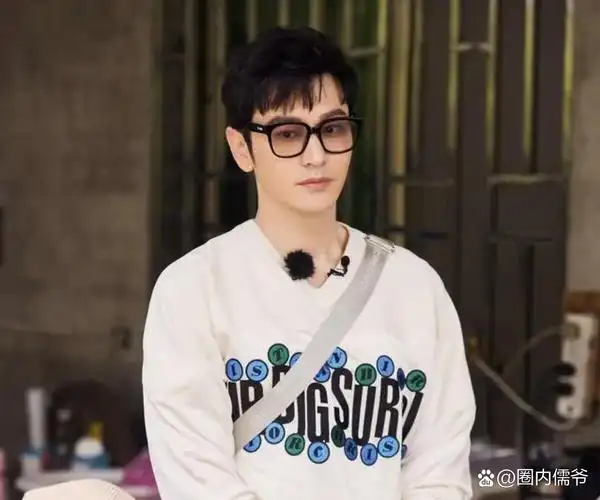 【黄晓明称胖出小肚子是新戏角色需要】 4月4日,黄晓明在综艺节目中