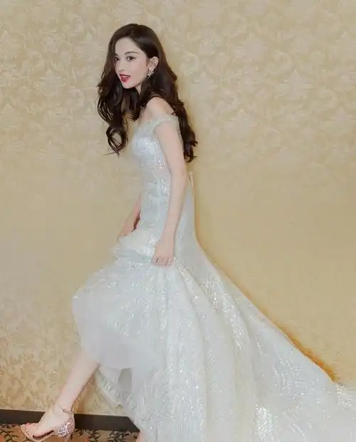 古力娜扎不愧是"新疆第一美",穿银色拖尾长裙真华丽,气质出众