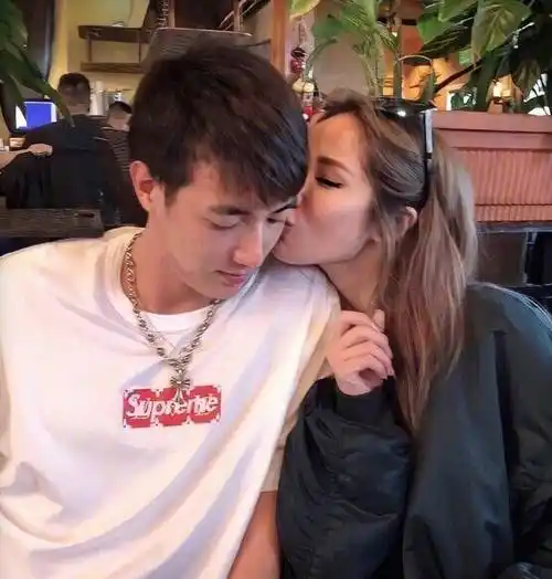 混血感超强,而且非常的年轻,这一切与萧亚轩历任男友都非常的相似