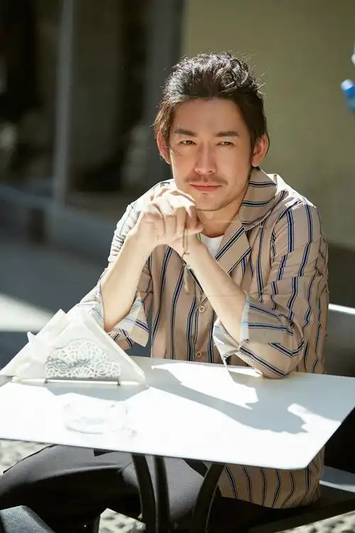 张博米兰街头悠闲迷人街拍图片57